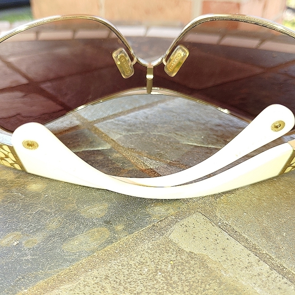 COACH SUNGLASSES AND CLAM SHELL CASE - Picture 6 of 14